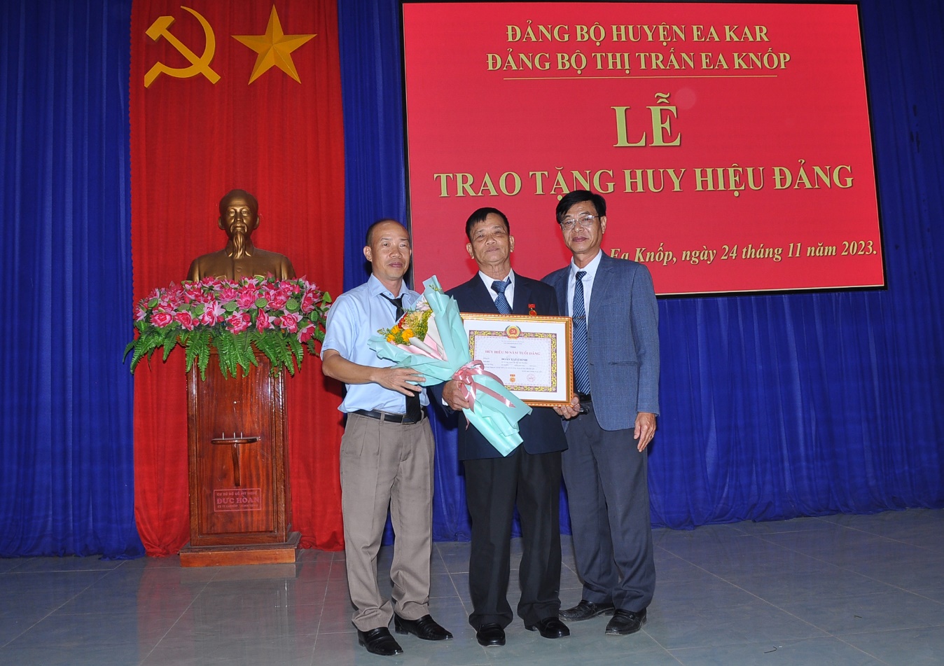 Đc Thành và Đc Tân trao huy hiệu Đảng 1